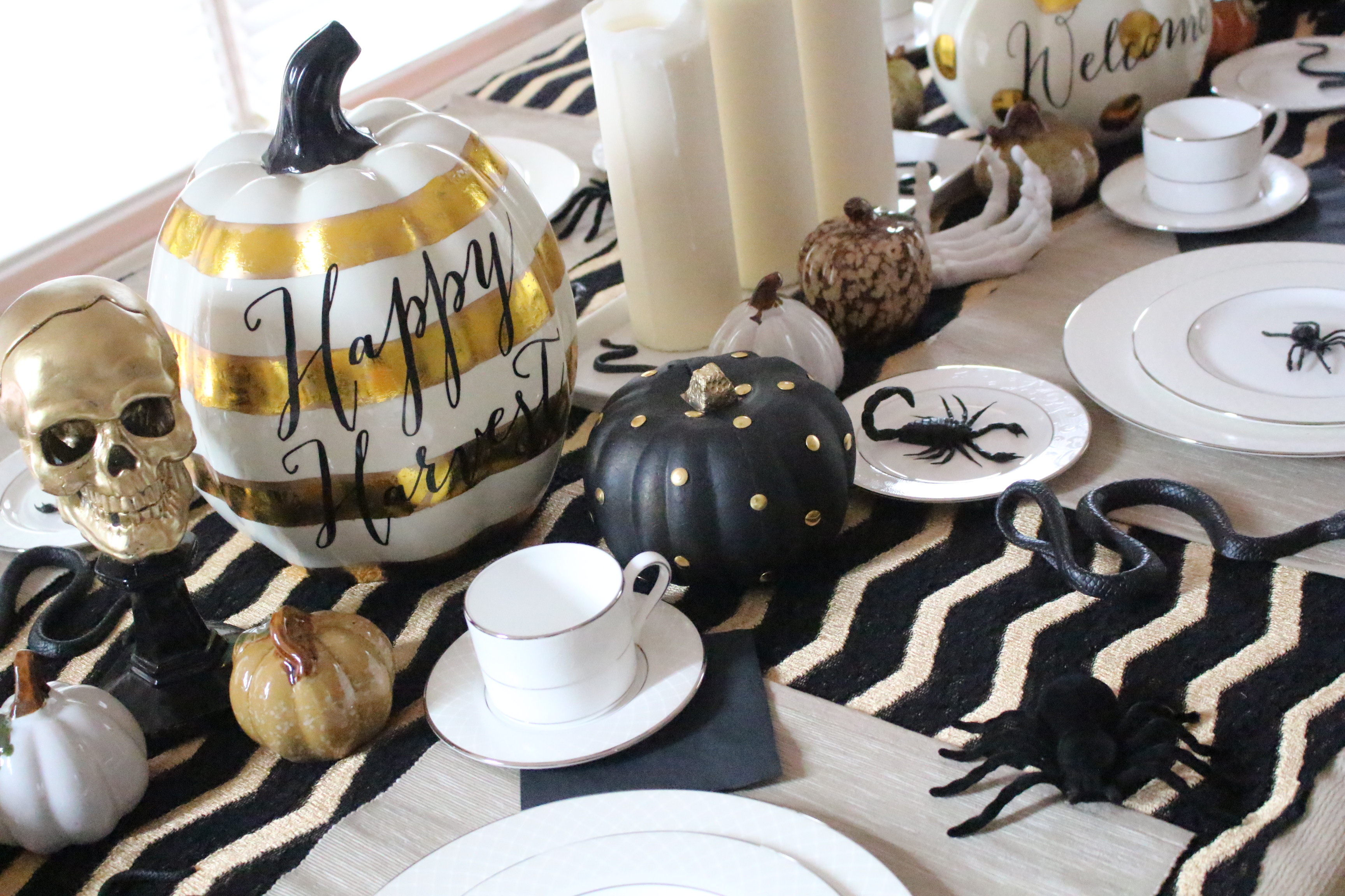 halloween-tablescape-black-gold-1