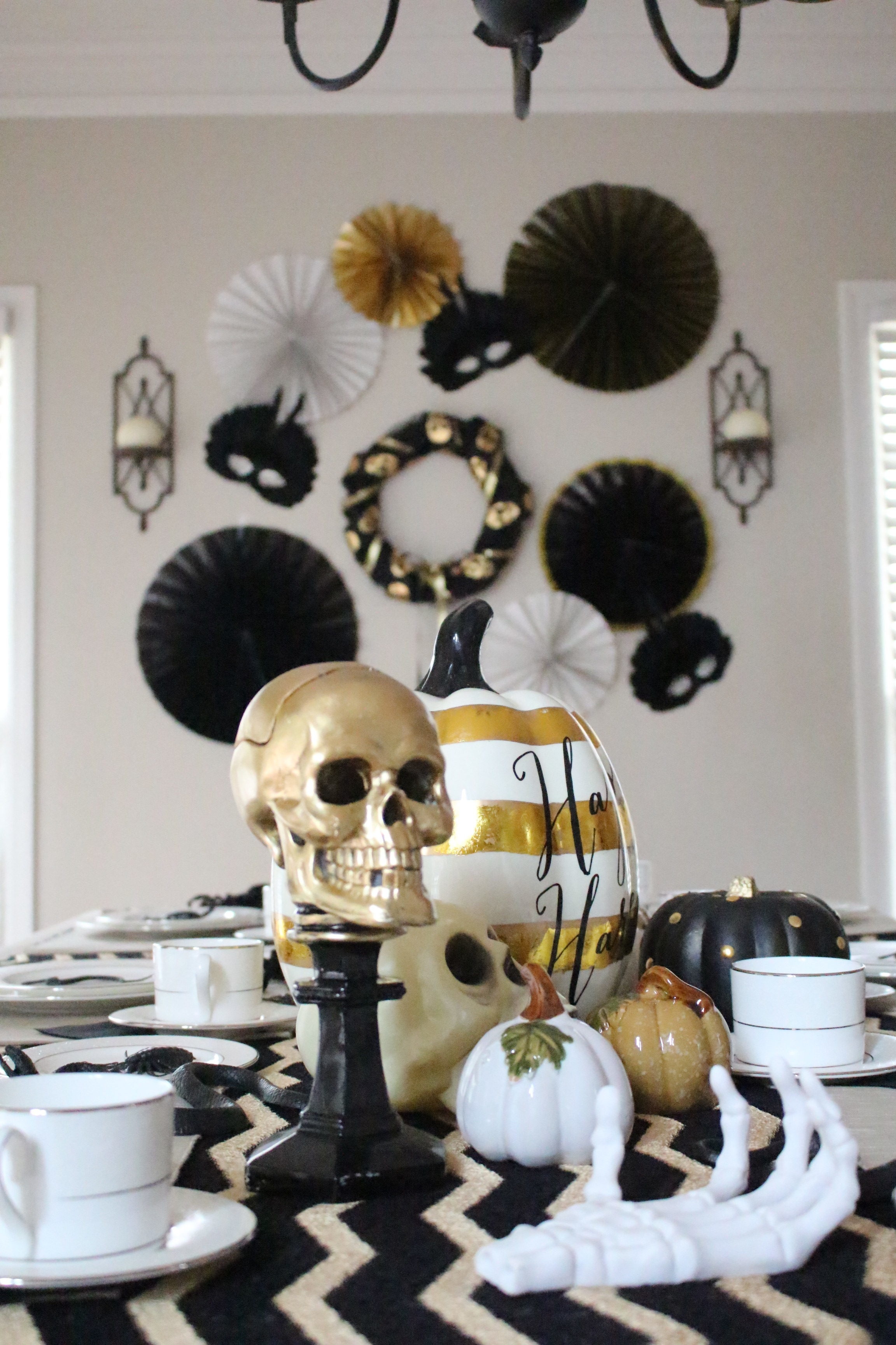 halloween-tablescape-black-gold-5