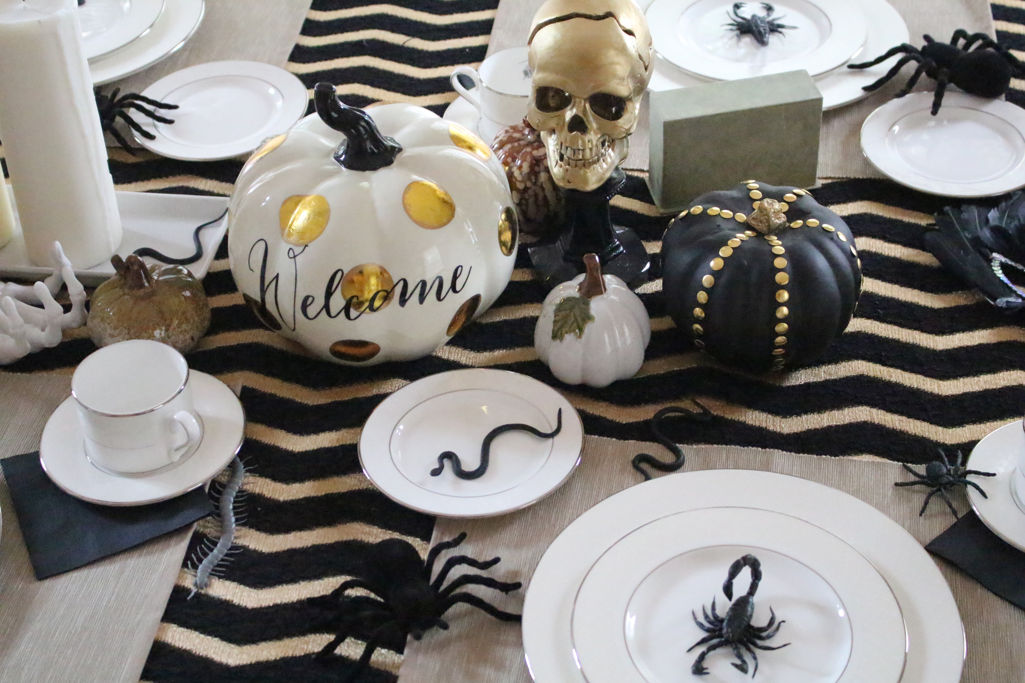 halloween-tablescape-black-gold-7