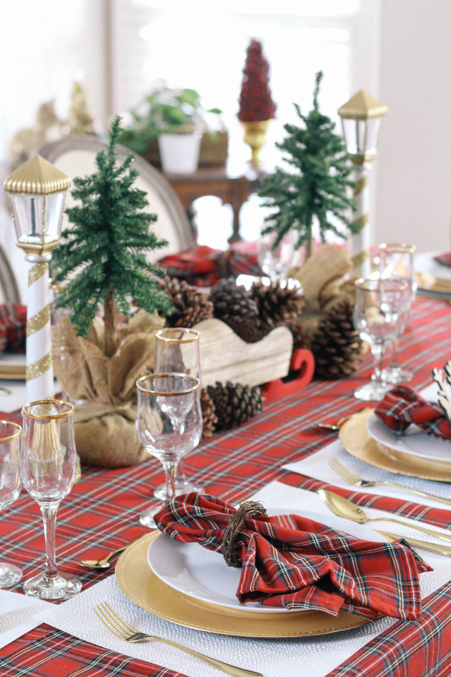 Christmas Tablescape Inspiration - Peachfully Chic