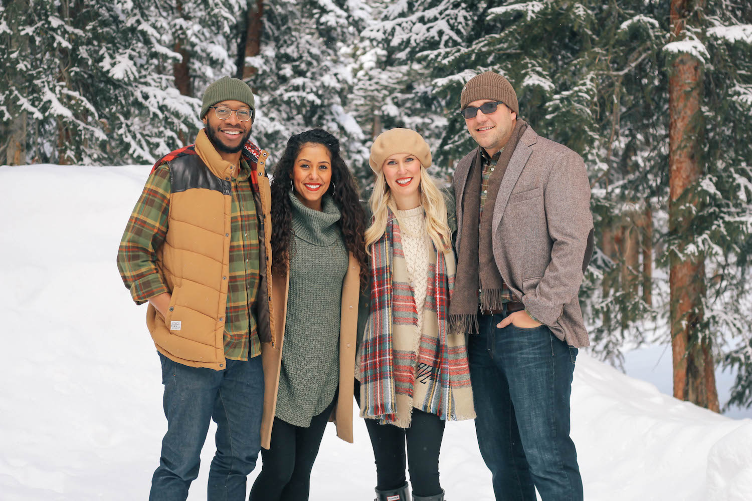 peachfully-chic-winter-snow-photoshoot-friends-2