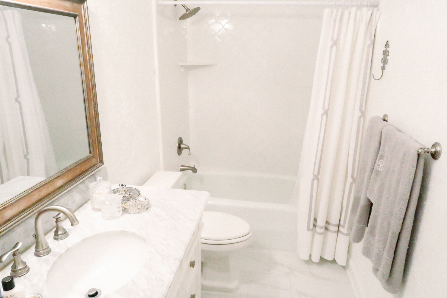 Bright-White-Bathroom-Makeover-11