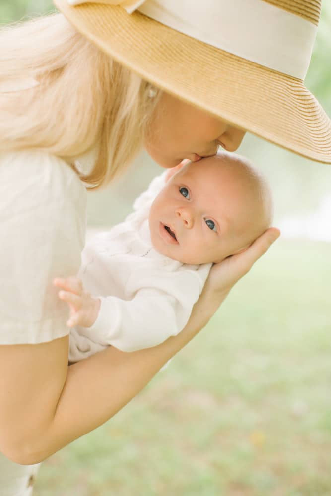 Atlanta-Blogger-Photographer-Duck-Pond-Newborn-Picnic-21-Mother-Baby